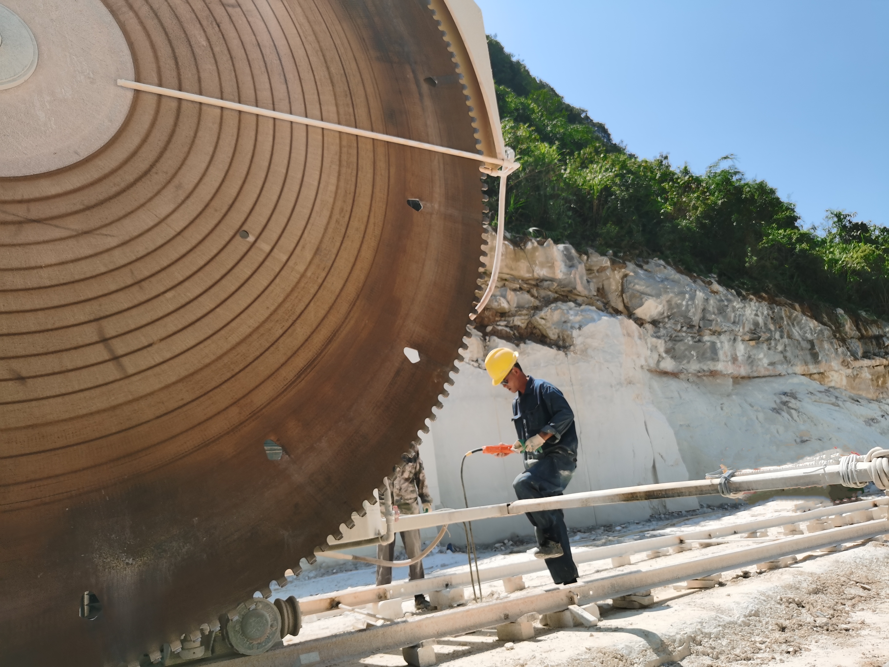 四方礦業(yè)-進(jìn)口自動(dòng)化加工設(shè)備品質(zhì)精